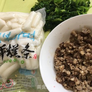 荠菜肉末汤年糕的做法步骤：1
