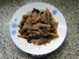 豆豉鲮鱼炒绿豆芽的做法步骤：2