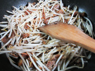 豆豉鲮鱼炒绿豆芽的做法步骤：4