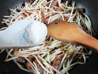 豆豉鲮鱼炒绿豆芽的做法步骤：6