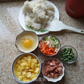 菠萝炒饭的做法步骤：2