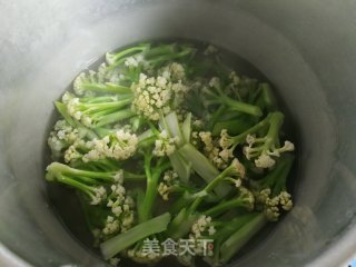 胡萝卜炒松花菜的做法步骤：2