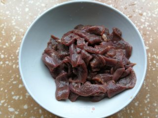 蒜苗炒猪肝的做法步骤：1
