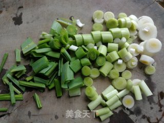 蒜苗炒猪肝的做法步骤：2