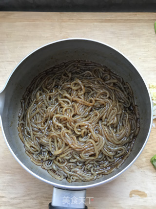 粉条黄豆芽的做法步骤：2