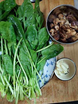 香菇炒菠菜的做法步骤：1