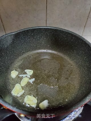 香菇炒菠菜的做法步骤：3