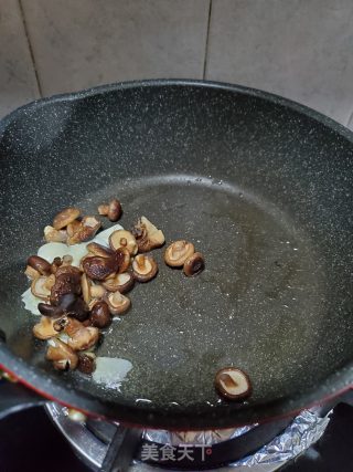 香菇炒菠菜的做法步骤：4