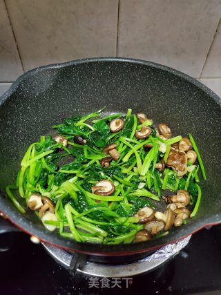 香菇炒菠菜的做法步骤：6
