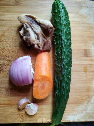 腊肉炒青瓜胡萝卜的做法步骤：1