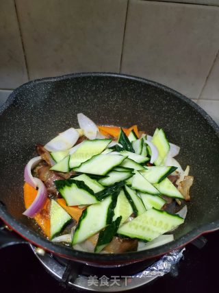 腊肉炒青瓜胡萝卜的做法步骤：5