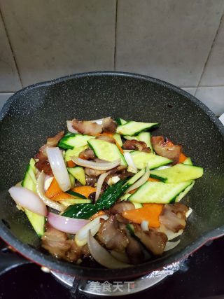 腊肉炒青瓜胡萝卜的做法步骤：6