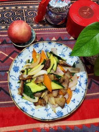 腊肉炒青瓜胡萝卜的做法步骤：7