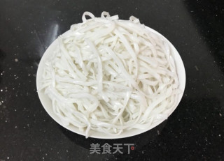 三丝炒河粉的做法步骤：1
