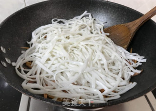 三丝炒河粉的做法步骤：12