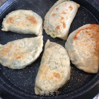 韭菜三鲜盒子的做法步骤：9