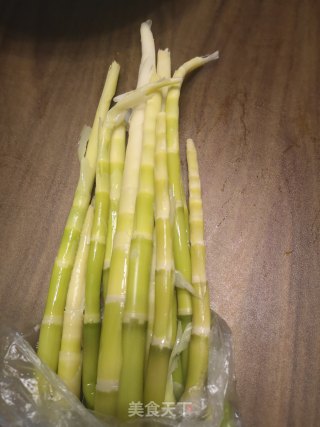 泡菜炒小笋的做法步骤：1