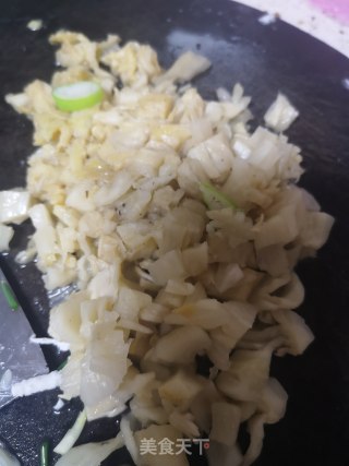 泡菜炒小笋的做法步骤：3