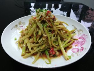 凉拌手撕笋的做法步骤：1