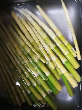 凉拌手撕笋的做法步骤：2