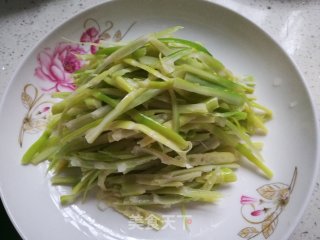 凉拌手撕笋的做法步骤：3