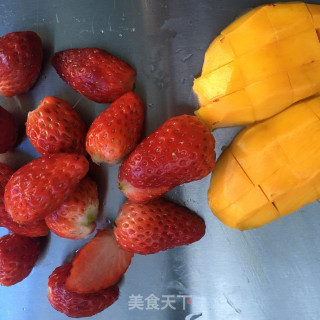 炭烧酸奶拌草莓的做法步骤：6