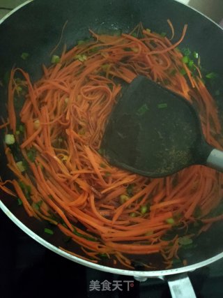 胡萝卜炒粉丝的做法步骤：3