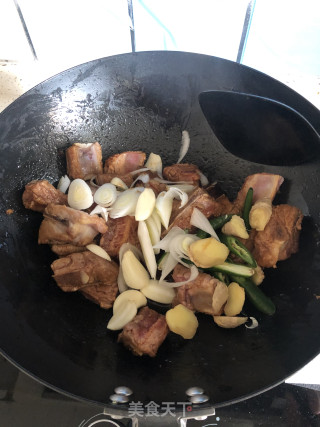 红烧排骨的做法步骤：2