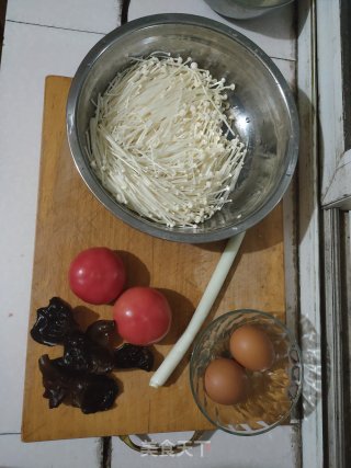 西红柿金针菇木耳蛋花汤的做法步骤：1