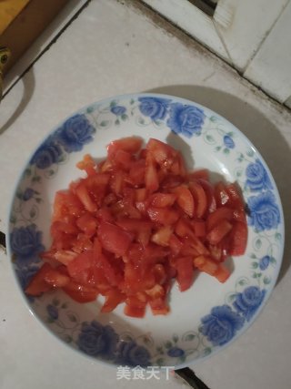 西红柿金针菇木耳蛋花汤的做法步骤：2