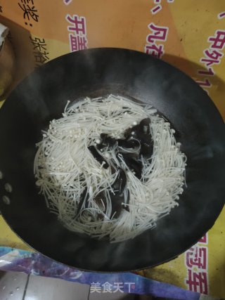 西红柿金针菇木耳蛋花汤的做法步骤：3