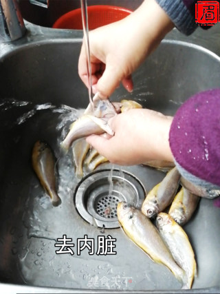 咸菜蒸小黄鱼的做法步骤：1