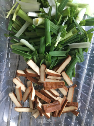 大蒜香干炒鸡蛋的做法步骤：1