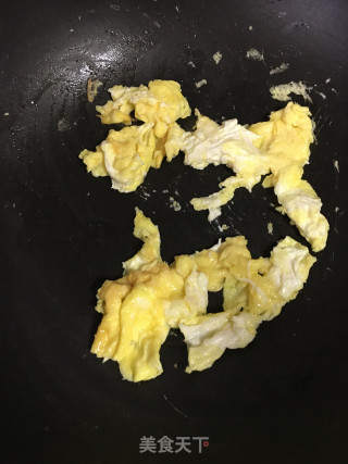 大蒜香干炒鸡蛋的做法步骤：4