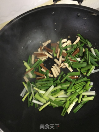 大蒜香干炒鸡蛋的做法步骤：5