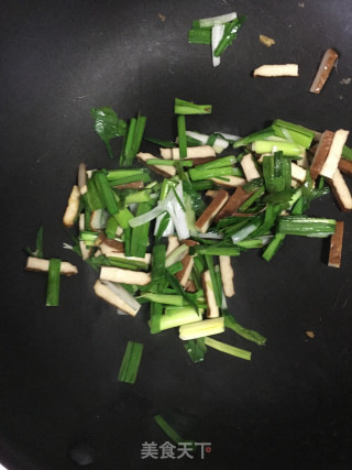 大蒜香干炒鸡蛋的做法步骤：6