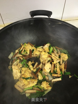 大蒜香干炒鸡蛋的做法步骤：8
