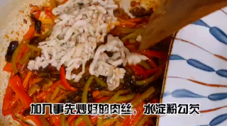鱼香肉丝拌饭的做法步骤：9