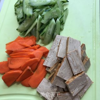 青瓜胡萝卜炒香干的做法步骤：1