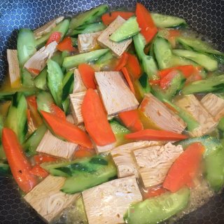 青瓜胡萝卜炒香干的做法步骤：4