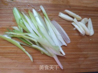 茼蒿炒鸡蛋的做法步骤：1