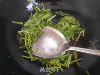 茼蒿炒鸡蛋的做法步骤：8