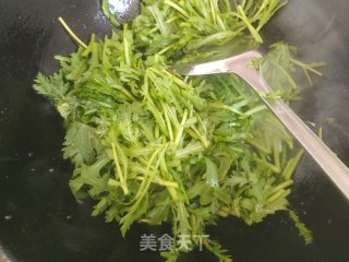 茼蒿炒鸡蛋的做法步骤：9
