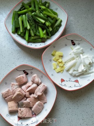 大马哈鱼炒芦笋的做法步骤：4