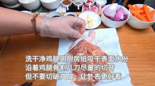 美味港式生炸鸡腿，一口下去外脆里嫩，还会滋滋冒汁水哦，好吃到停不下来。的做法步骤：1
