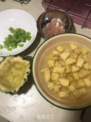 三色虾仁的做法步骤：1