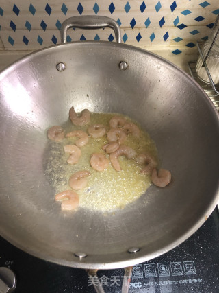 三色虾仁的做法步骤：2