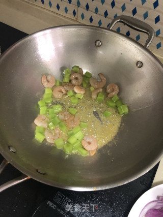 三色虾仁的做法步骤：3
