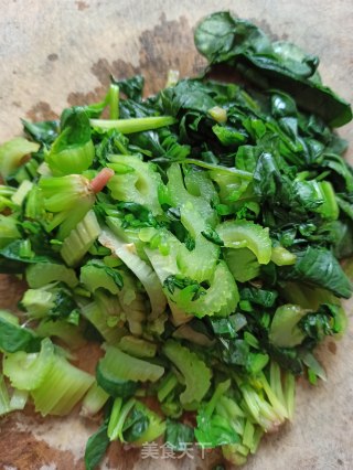 手擀菠菜蘸水面的做法步骤：2