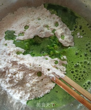手擀菠菜蘸水面的做法步骤：3